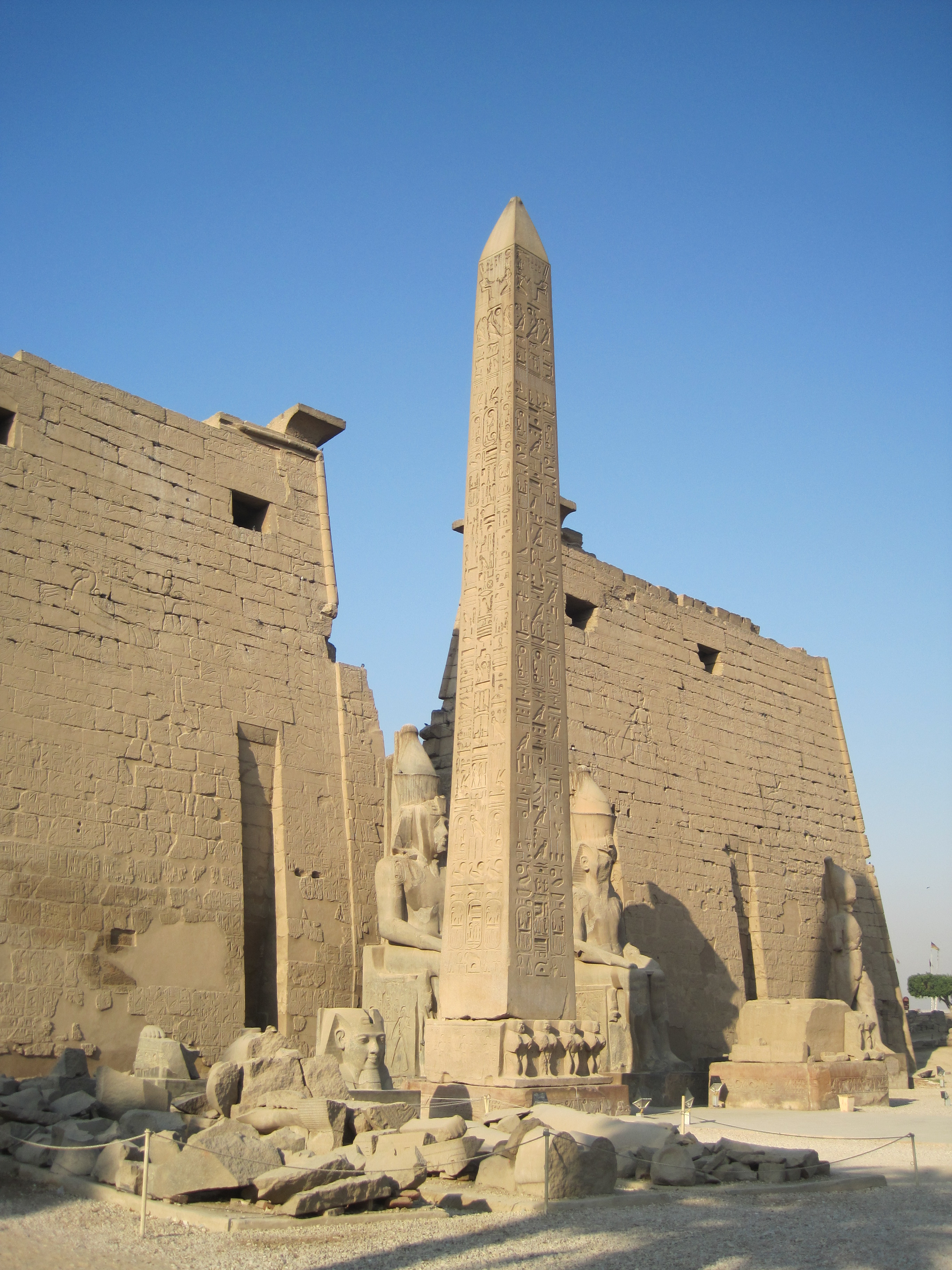 Tempel von Luxor_Pylon_schräg