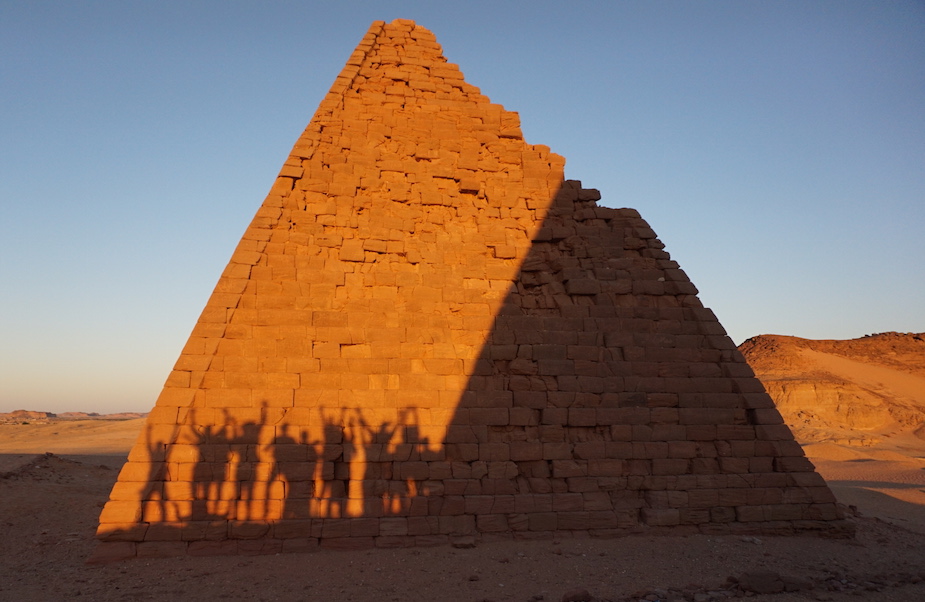 Exkursionsteilnehmerinnen vor einer Pyramide am Jebel Barkal