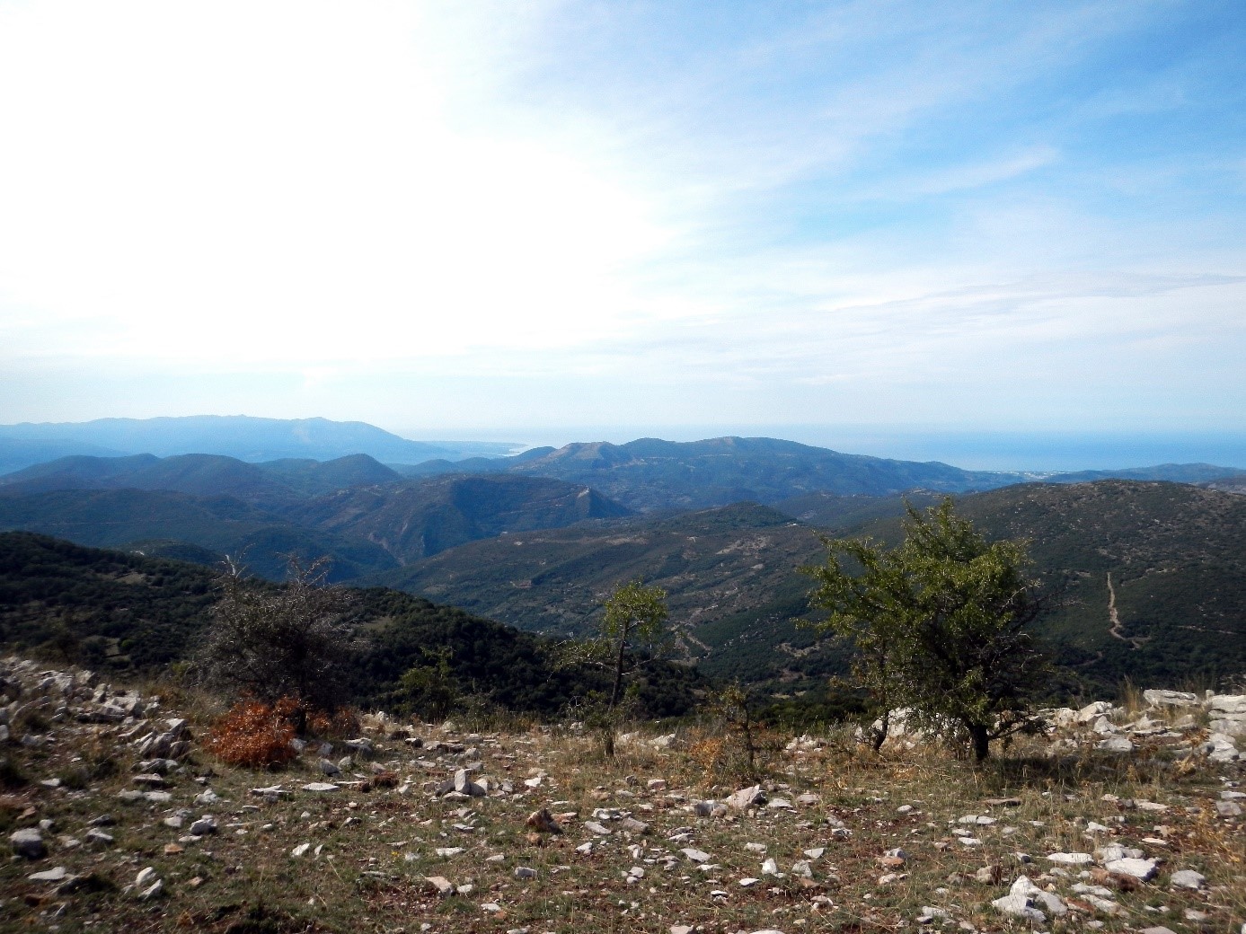 Blick von Bassai über Teile der Peloponnes.jpg