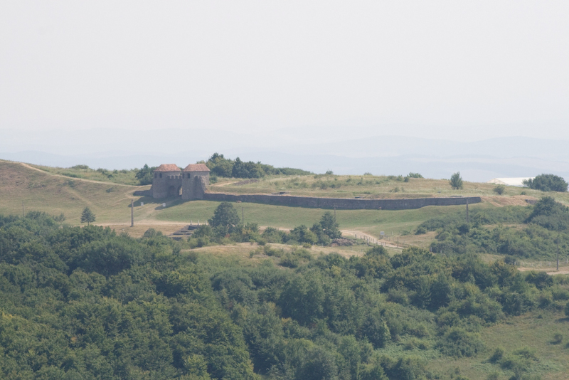 Das römische Kastell vom gegenüber liegenden Hügel aus gesehen - klicken zum vergrössern