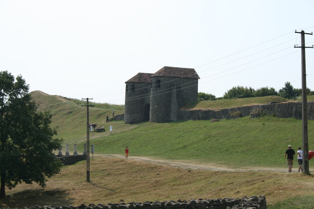 BLick auf das einzige rekonstruierte Tor des Kastells - klicken zum vergrössern